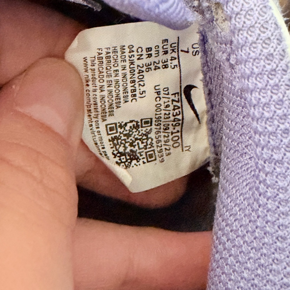 Nike Lavender and White Athletic Shoes - Picture 6 of 7